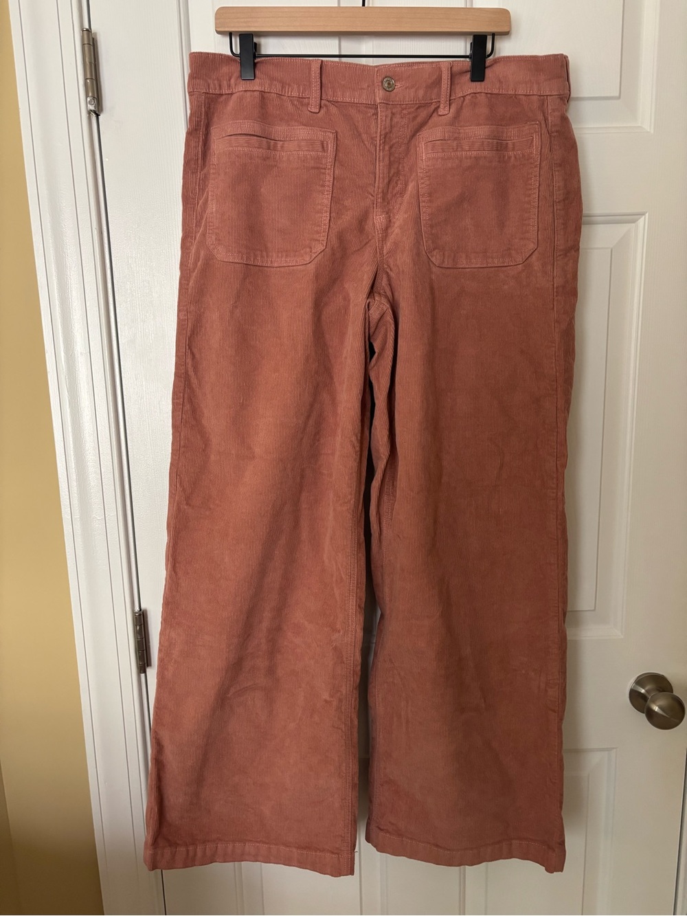 American Eagle Outfitters Women's Wide-Leg Corduroy Pants in Rusty Rose 14L